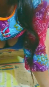 Aku menggoda adik tiriku di kamarnya dan ngentot memek sempitnya dengan menampar pantatnya sampai dia puas