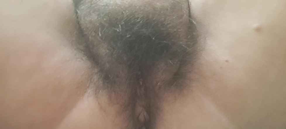 Mommy big hairy pussy: 在热辣的腿上涂上奶油
