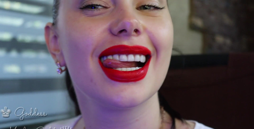 Goddess Misha Goldy: あなたのチンポをつかんで、私と一緒に素晴らしい喫煙セッシュをしてください。あなたは喫煙と美しい大きな赤い唇に夢中になっています!異なる側面