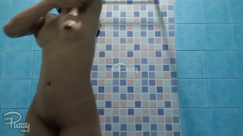 AmPussy: Adorable teen Filipina takes shower