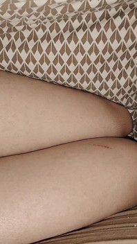 Eu estou mentindo ao lado da minha meia-irmã e tocando meu pau.
