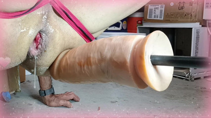 Elgloton: 用巨大的假阳具塞满我的阴户