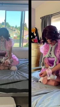 Rosa satin-sissy-zimmermädchen reitet ihr sexpuppen-spielzeug, während sie eingesperrt ist