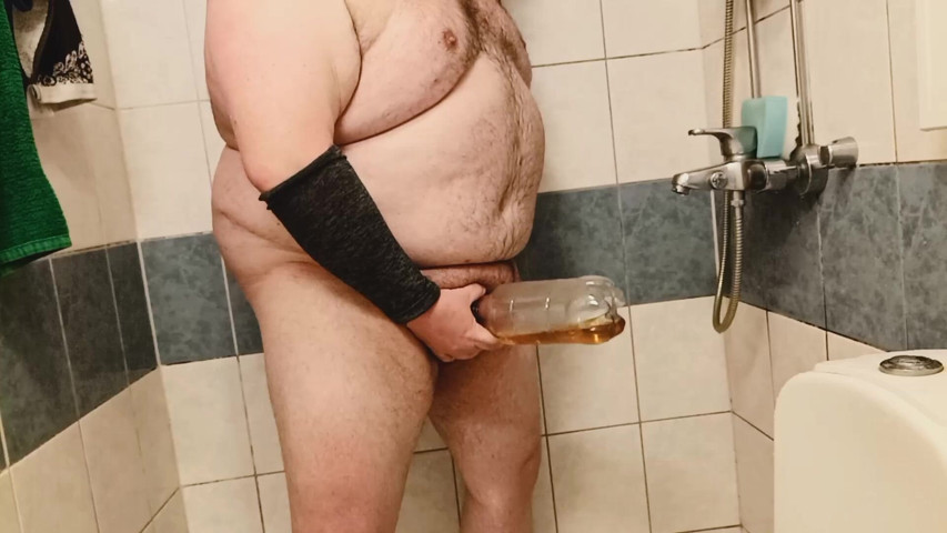 Superchub Sigmamale Pisses in Botthe and Smears Himself with Urine. (Bigpisser) Superchub Sigmamale Pisses in Botthe and Smears Himself with Urine. (Bigpisser)