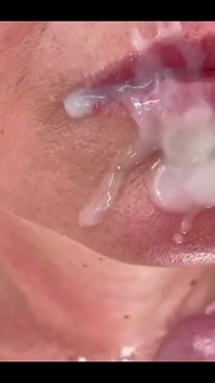 Ik pijp hem als hij mijn pornovideo kijkt en klaarkomt op mijn gezicht en in de mond  
