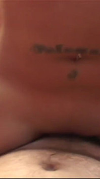 Piękna wytatuowana milf uderzyła w jej duży tyłek