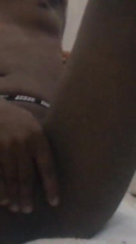 Quente beleza negra goza em um momento privado de solo íntimo