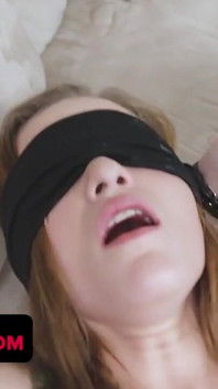 被蒙住眼睛的女孩没有意识到这是她继兄弟的鸡巴 - Peyton Robbie