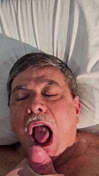 Un garçon jouit sur son beau-père