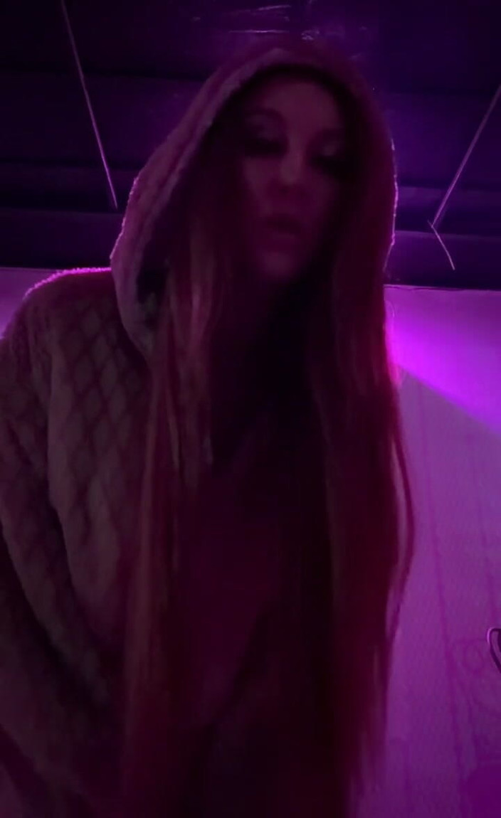 Artemisia Love: 하나는 클럽에서 비키니와 재킷을 입은 담배