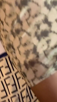 继父偷偷进入他的继女房间