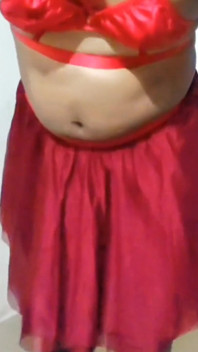 Une trans latina danse en lingerie rouge sexy