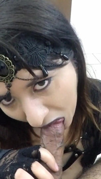 Gotik sahibe şanslı bir hayranını emiyor