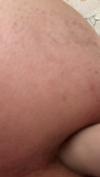 Femboy Reitet Großen Dildo Netzstrümpfe