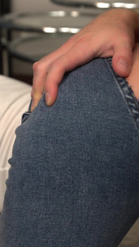 Roztrhané Džíny Mé Nevlastní Sestry Mě Prakticky Prosí, Abych Strčil Můj Obrovský Penis Do Její Těsné Kundičky. POV.