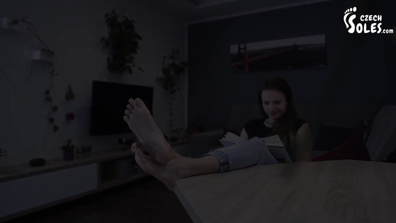 Czech Soles - foot fetish content: Godin Megan negeert haar voetslaaf