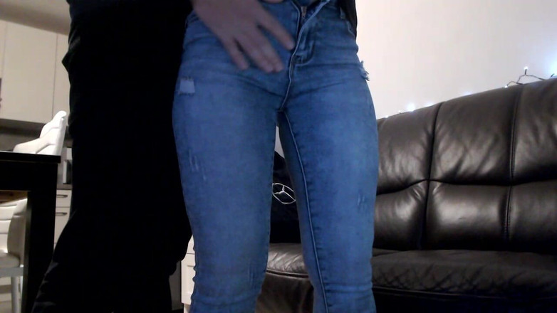 MagicStas: MAMĂ SEXY Girfriend se fute cu degetul în blugi și prin chiloți