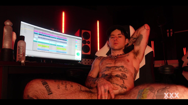 Xxx skips: FTMミュージシャンのXXXスキップス、録音スタジオでピンクの膣にオーバーサイズのディルドを詰め込む