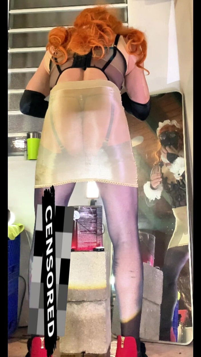 Benito414: Schattige femboy zeer sexy netkousen lingerie met zijn slipje buiten