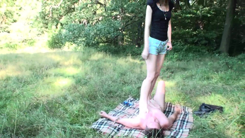 Foot Girls: Calpestare umano stuoia per il picnic