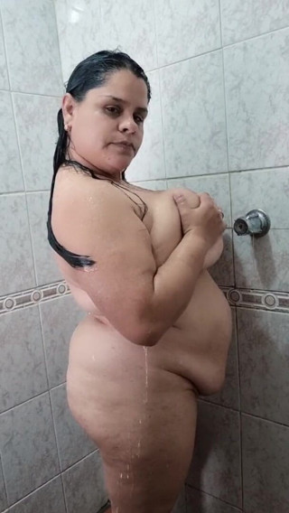 Sasha hot: Ja sam pod prysznicem