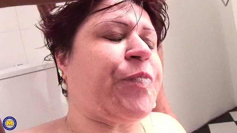 Mature NL: คุณแม่เลี้ยงนมใหญ่ ทำเรื่องหื่น ๆ บนโถส้วม