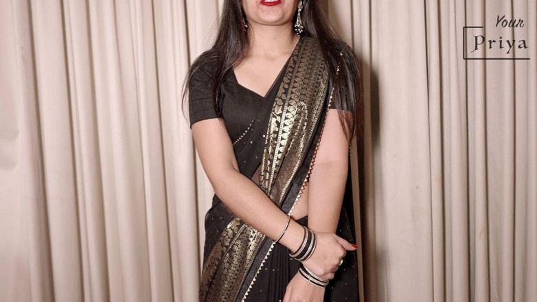 Your Priya: Hete Priya in zwarte saree gaat naakt en masturbeert om...