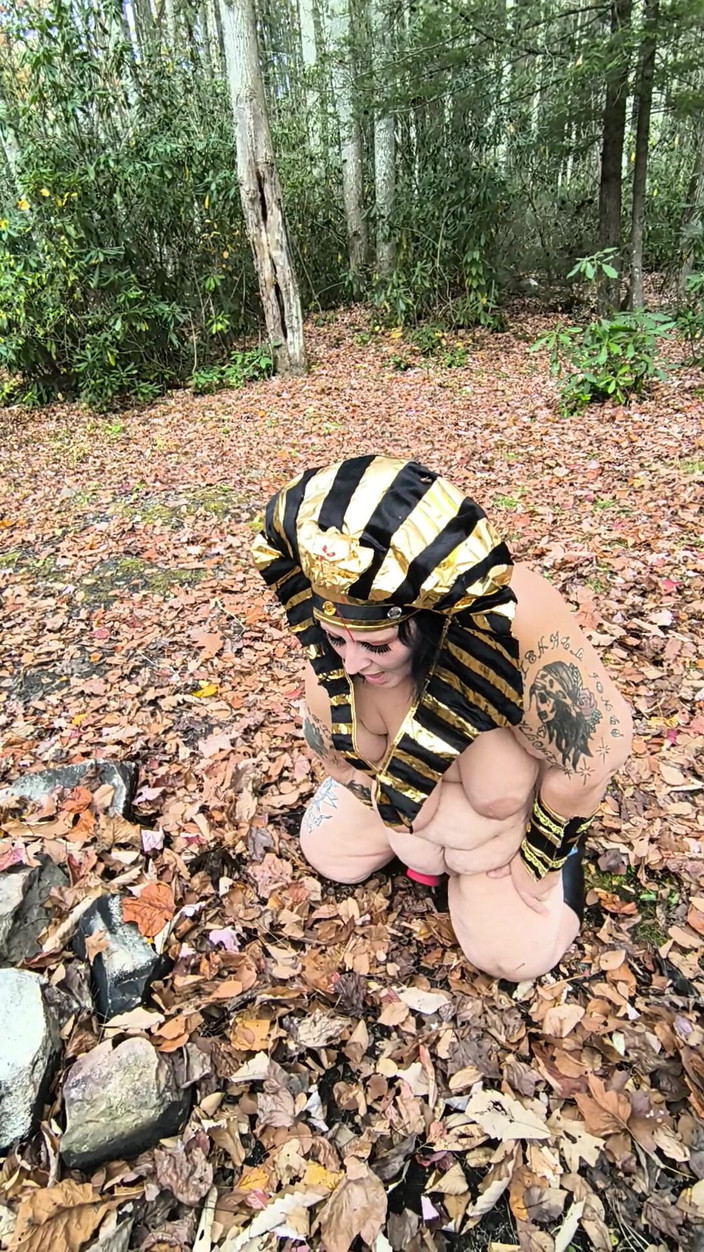 HerculesnVENUS: Qu’est-ce que cette pute fait dans ces feuilles ? À genoux ?