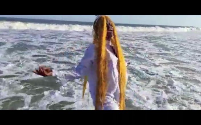 Esther360: La sirena è stata scopata da uno sconosciuto guerriero di preghiera
