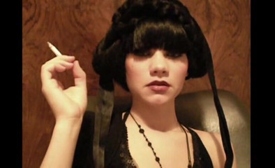 Femdom Austria: Frumusețe plină de farmec care fumează o țigară