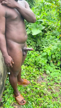 Un gros beau-père détruit ce trou du cul dans la brousse