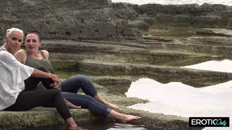 MILFFreaksX: Deux copines sucent la malle de leur connaissance de vacances