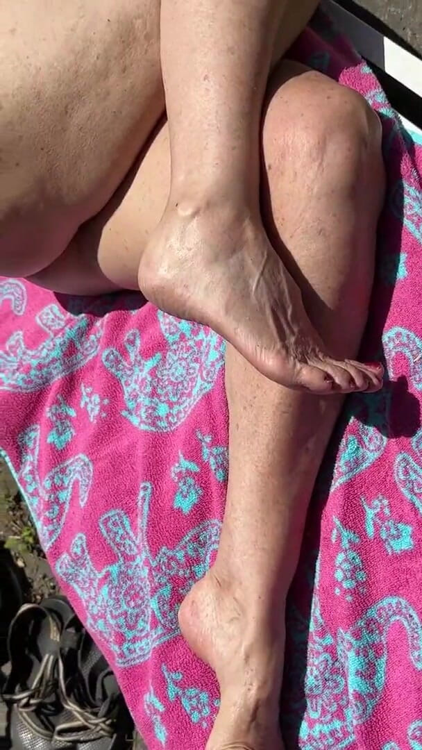 Aunt Ann: Solicitud de fan, abuelita desnuda bajo el sol muestra sucias...