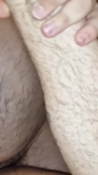 Junges junge lutscht den schwanz des haarigen bären und er fickt seinen arsch