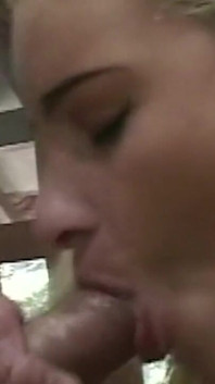 Loira milf cavalga garanhão musculoso para facial explosivo