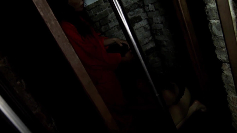 Massage Parlor: Dövmeli orta yaşlı seksi kadın ıslak amcığını yalıyor ve parmaklıyor