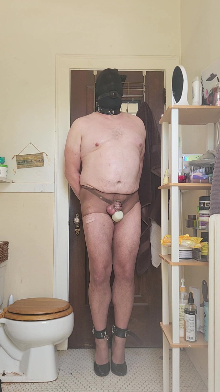 Nyronic: Otrok se udělá bez rukou v kleci cudnosti a na...