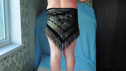 Kitty_Cross: Adorável Femboy dançando em meias e saia de joelhos