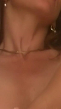 Aksi hot lesbian hot dua cewek rambut cokelat yang lagi sange berat