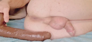 Timmyboy si scopa un mostruoso dildo nero da 13 pollici