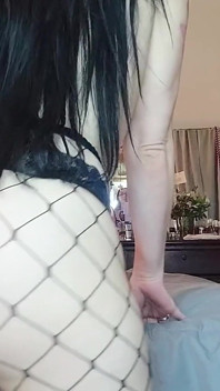 Te gusta ver a este grueso y jugoso sacudir. ¿No te gustaría que estuviera rebotando tu polla?