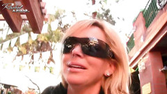 Aziani: Rachel masturbuje venku