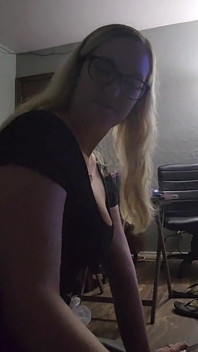 Obteniendo mi coño preñado en una falda y tanga - Mama_foxx94