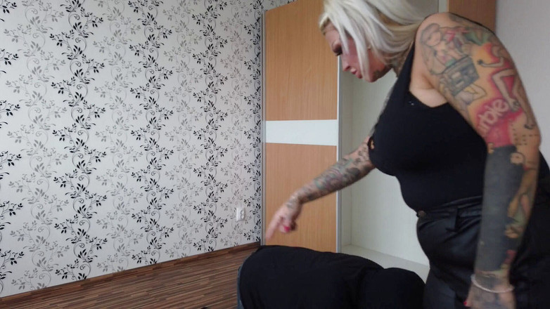 Fetish videos by Alex: Nožní otrok ze šatníku