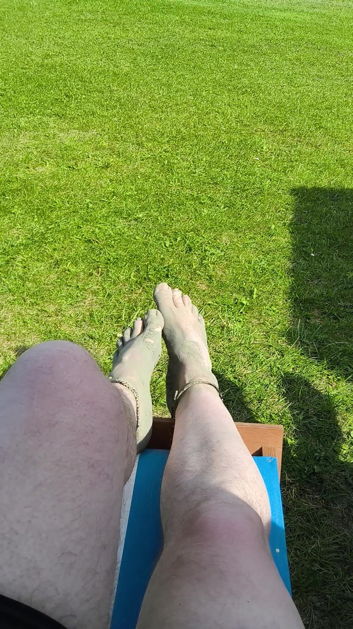 Footfetish: Boso Czeka Na Przypływ Na Plaży
