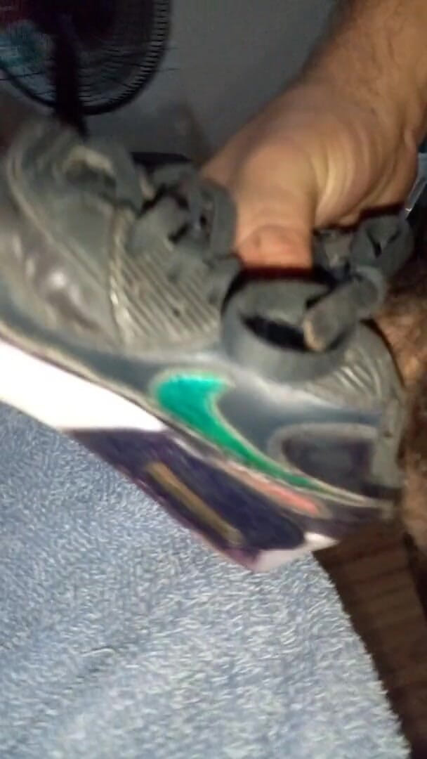 Sneakerfetish_BR: snikar meri puraani eyar maiks ko chodta aur viry nikaalta...