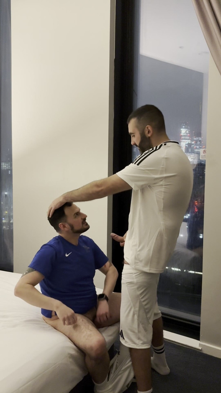 Growing teddy: Des Footballeurs Baisent Après Le Match