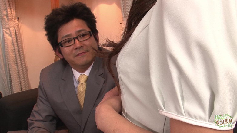 Magic Asian Pussy: 多くの男たちが大人のおもちゃで彼女を襲い、その後はチンポで彼女を襲いました。