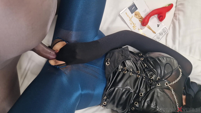 Nylon Xtreme: Bakış açısı nora fox mavi naylon çorap ve çizmeler