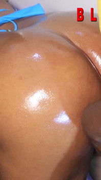 Sexy esposa atrapada cocinando en sujetador y bragas recibe una apasionada sorpresa al estilo perrito de su marido!